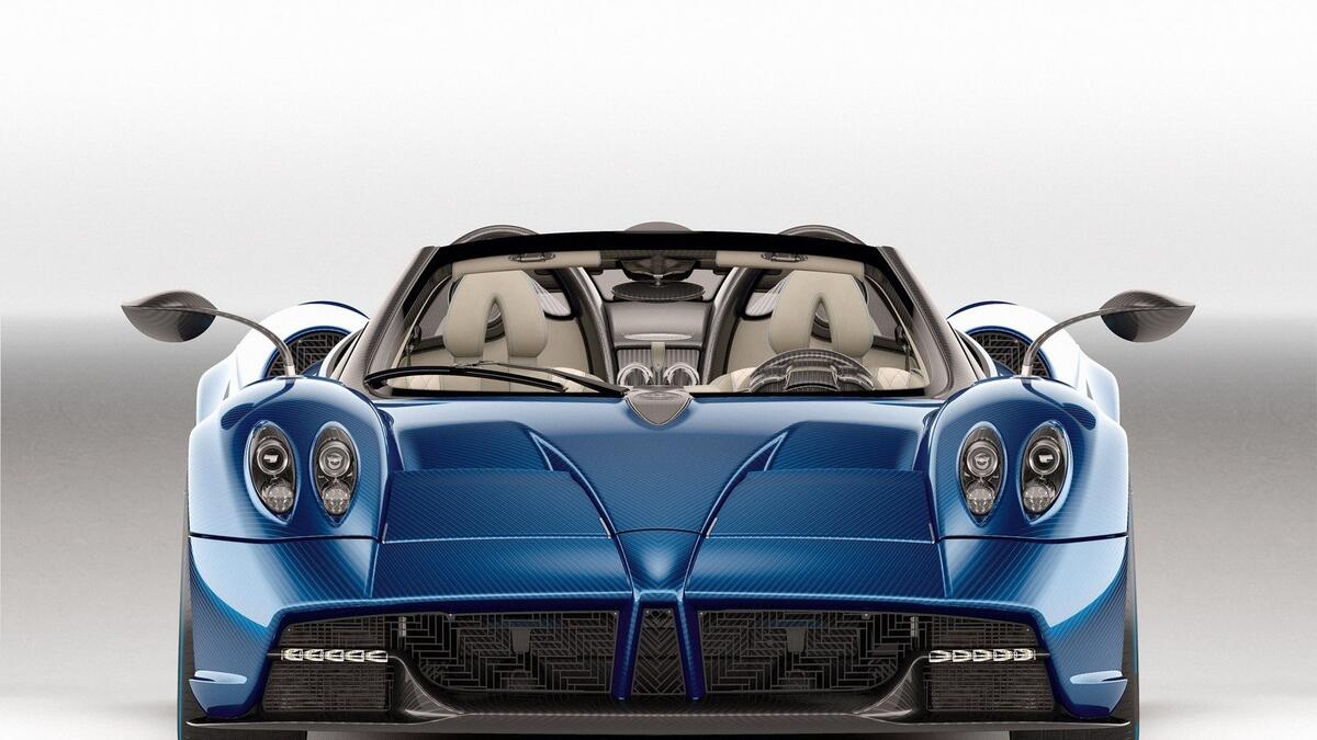 سيارة بيجاني هوريا رودستر: المقدر سعرها بـمليون دولار والمصنعة يدويًا في إيطاليا، وهي أسرع سيارة تم إنتاجها في أسطول بيجاني، بمحرك مرسيدس بنز إيه أم جي بـ12 أسطوانة بقوة 764 حصان.