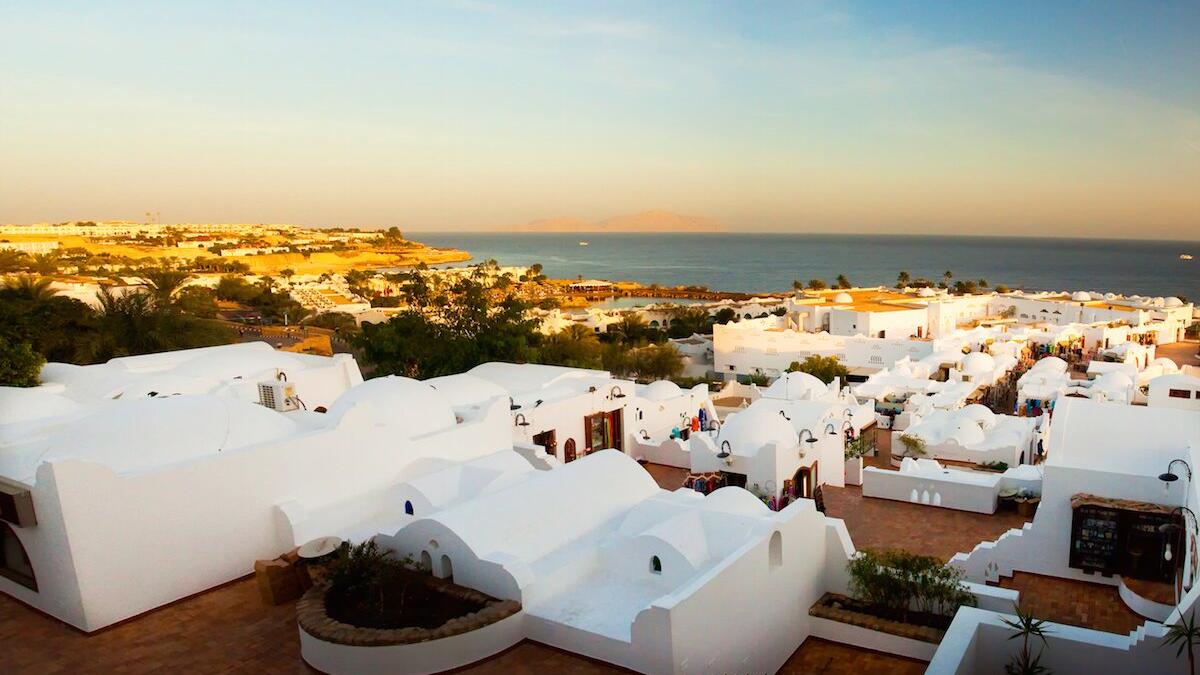 شرم الشيخ في مصر جاءت بالمركز التاسع، حيث يحتاج الشخص الواحد لميزانية تقدر بحوالي 111.44 دولار، لرحلة يوم واحد، وتشمل على تكلفة إقامة الفندق 61.83 دولار، و وجبة طعام 40.30 دولار، و كوب من القهوة 1.22 دولار، و سيارة أجرة 1.94 دولار.