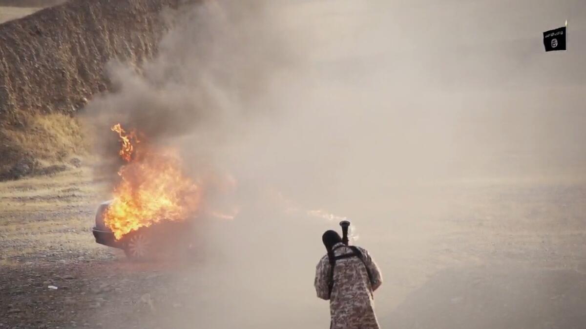 من أحد أساليب داعش البشعة بالإعداد وضعها ضحاياها في سيارة واطلاق قذيفة "آر بي جي" عليهم.