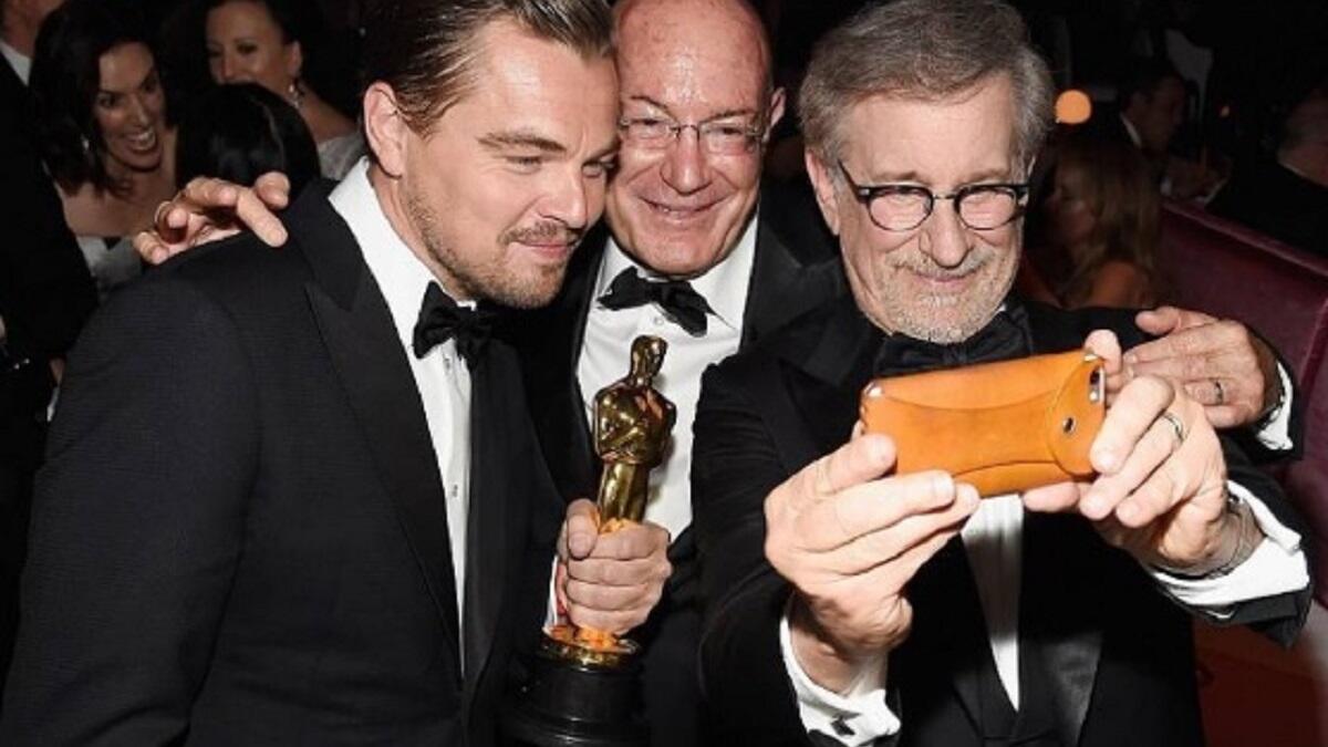 سيلفي دي كابريو
سيلفي الممثل ليوناردو دي كابريو مع المخرج جونزاليس والمصور لوبسكي، بعد حصوله على جائزة الأوسكار، التي ترشح لها 4 مرات ولم يوفق فيها.