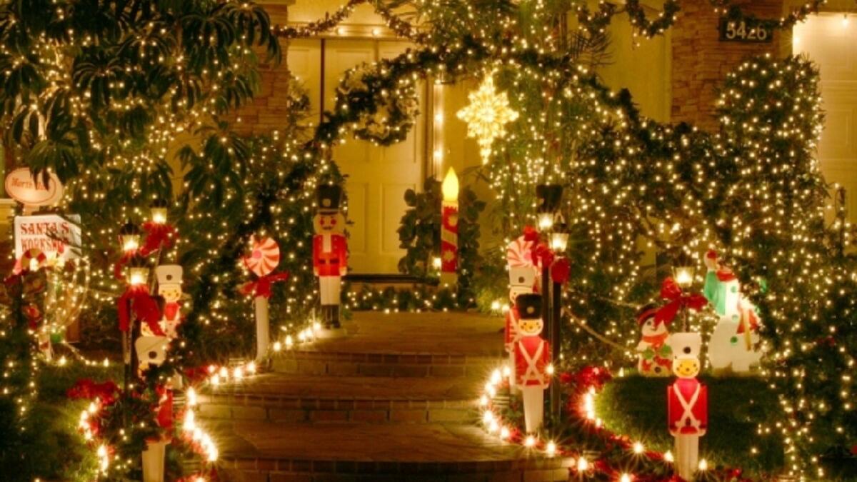 طاجكستان:
حظرت  الاحتفالات بأعياد الميلاد، وفرضت قيودًا مشددة على بيع أشجار الأعياد والهدايا، إلا أنها لم تصدر قانونًا يعاقب من ينظمها بالسجن، واكتفت بالغرامة.