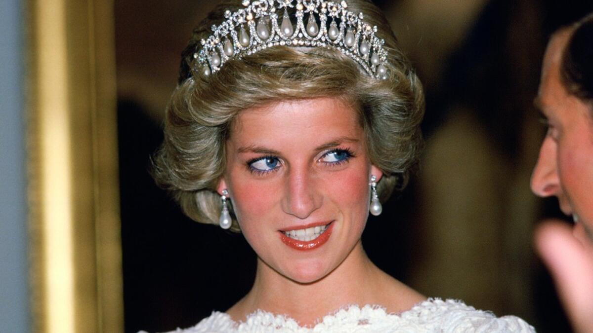 وفاة الاميرة ديانا يقال انه لم تكن ناجمة عن حادثة سير  وأن المصورين الذين يفترض أنهم كانوا يلاحقون ديانا إلى حين وفاتها لم يكونوا حاضرين وتبين أن شخصاً كان على متن دراجة،لاينتمي إلى المصورين قد يكون هو من تسبب عمدا في حادث بسبب علاقتها بالفايد.