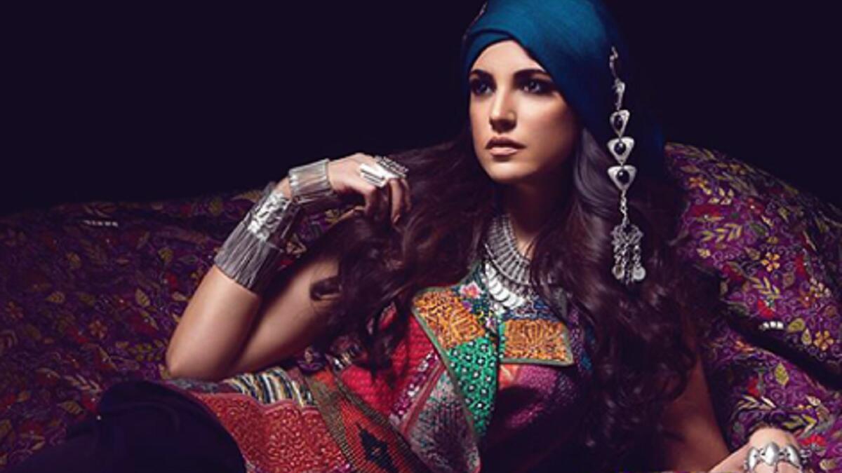 فاجأت الفنانة التونسية درة جمهورها بإطلالة شرقية رائعة، من خلال نشرها صورة  عبر صفحتها الرسمية على موقع “فيسبوك وأطلت درة على جمهورها من خلال ارتدائها الزي الغجري، فضلا عن مكياجها الشرقي، وهو ما جعلها تبدو وكأنها أجمل غجرية.