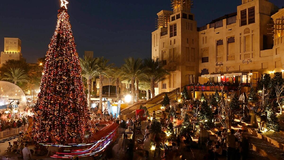 دبي:
سجلت دبي في عام 2014 أرقامًا قياسية عالمية من خلال تقديم أكبر عروض للألعاب النارية في العالم، بمناسبة الكريسماس والعام الجديد تقام في عدد من معالم دبي الشهيرة كبرج خليفة وبرج العرب ونخلة جميرا.