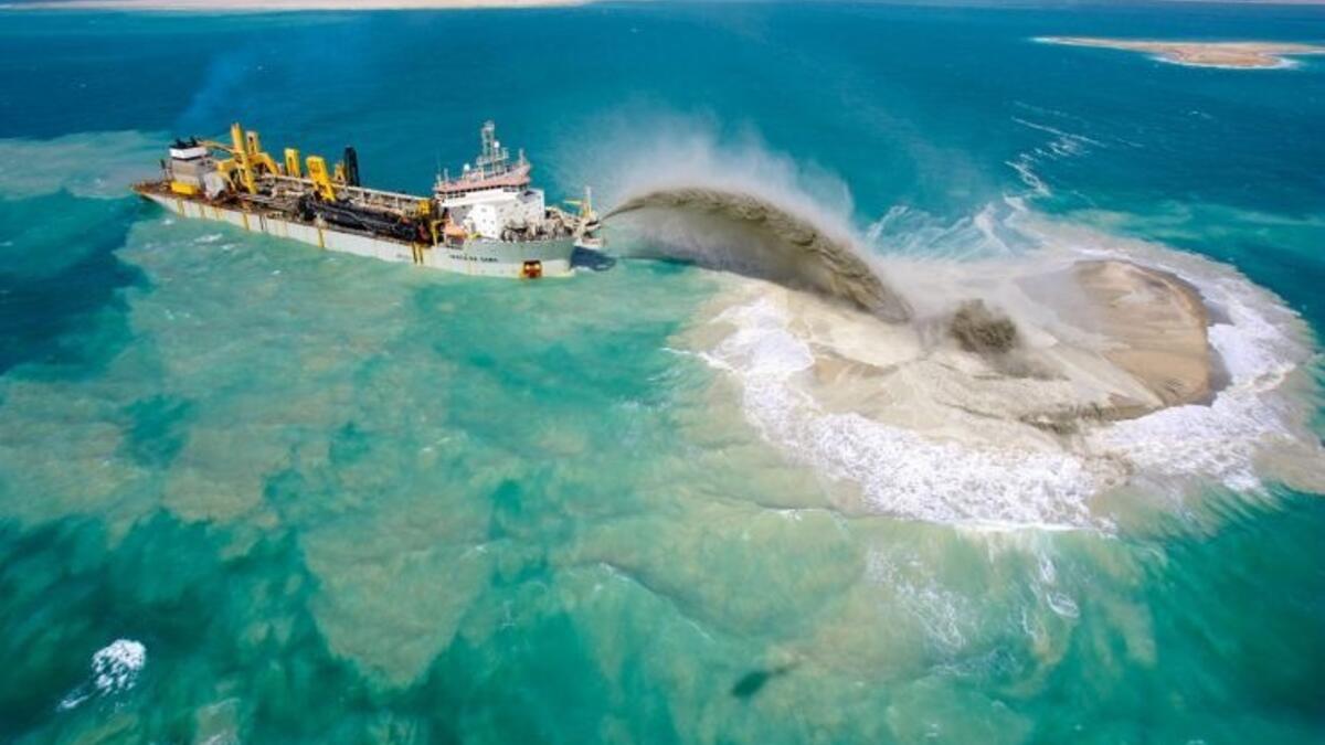 كمّ الرمال التي احتاجتها هذه الجزر رهيب، ثم بُنيت عليها بيوت عديدة ليسكنها كل من يحب العيش في جزيرة.