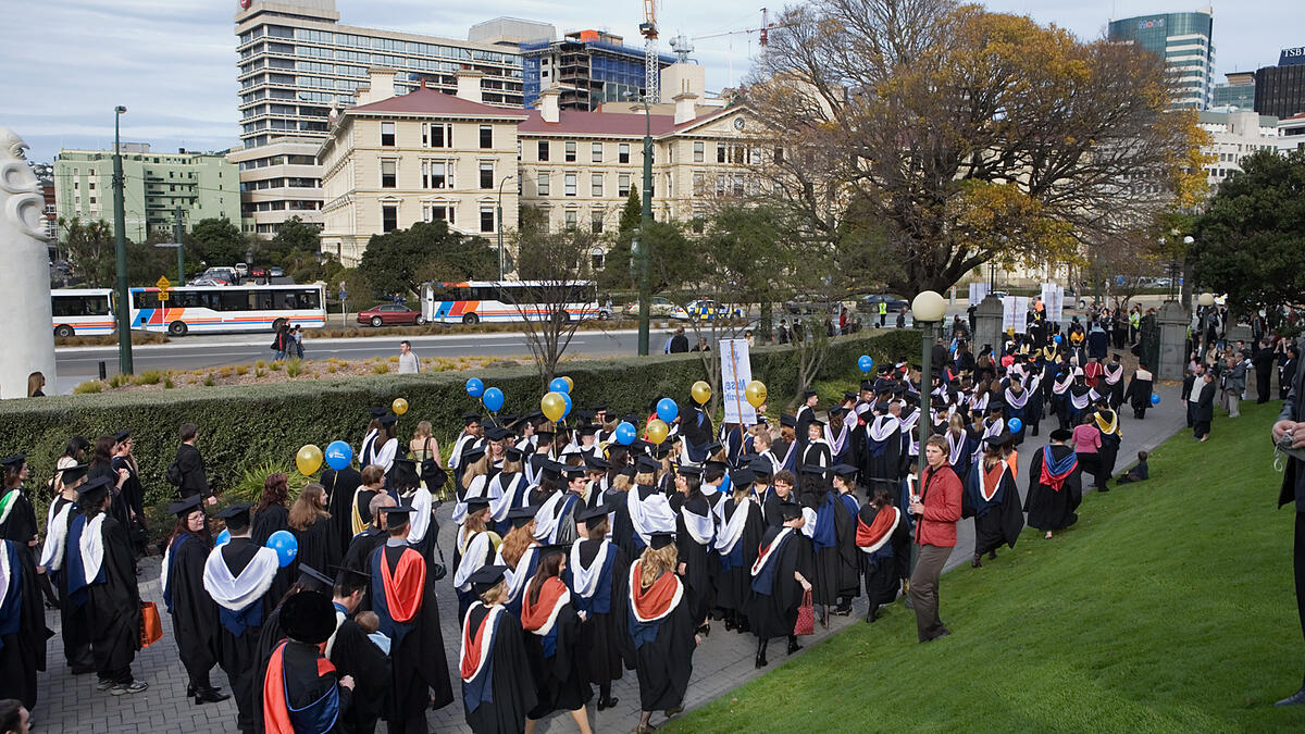 تحتل نيوزيلندا مراكز متقدمة دوما في المنظومة التعليمية. وحددت الحكومة خطط مبتكرة، عن طريق تقديم دورات تعليمية "عن بعد" عبر شبكة الإنترنت، والتي أتاحت من خلالها للطلاب كسر روتين الدوام اليومي، وحددت لهم أيام مخصصة للدوام خلال الأسبوع.