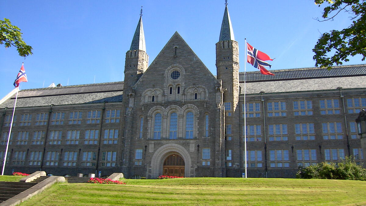 تمتلك النرويج نسبة عالية من ضرائب التعليم، ويكرس نفقة سنوية حوالي 14,000 ألف دولار لكل تلميذ، لتغطية التعليم من الابتدائي حتى الجامعي.