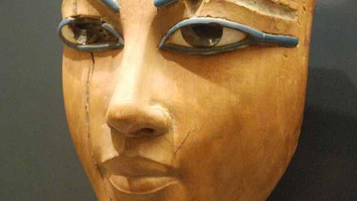 قبل 5000 سنة، اعتمد المصريون القدماء فى مكياجهم تحديد العيون من خلال استخدام الأيشادو والأيرلينر، وكانت الألوان حينها لتحديد العيون هى الأسود والأخضر، المصنوعين من المواد الطبيعية.