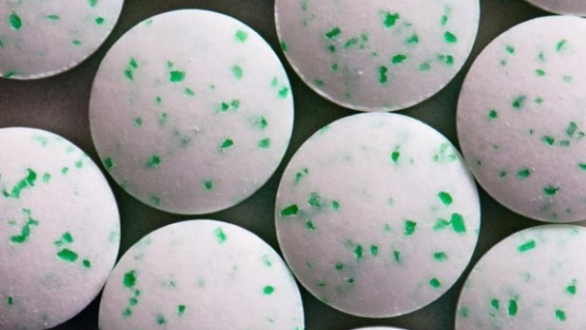 شكلت رائحة الفم المزعجة مشكلة لدى المصريين القدماء خاصة للفقراء وقد تعاملوا مع ذلك بتحويل النعناع إلى كريات صغيرة تتكون من مزيج اللبان والنعناع والمر والقرفة المغلي مع العسل وكانت تلك أول حلوى نعناع عرفها العالم وقد وكانت فعالة في القضاء على الروائح الكريهة.