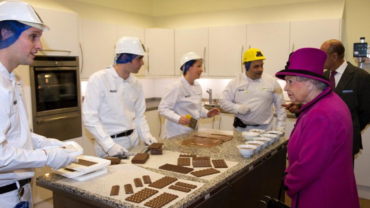 مدمنة حلوى وشوكولاتة: أكد الطاهي الشخصي للملكة إليزابيث، دارين ماكجريدي، الذي عمل لديها 11 عامًا أن "الملكة إليزابيث مدمنة شوكولاتة، أما بالنسبة لفطيرة الشوكولاتة فعلى الأرجح هي حلواها المفضلة".