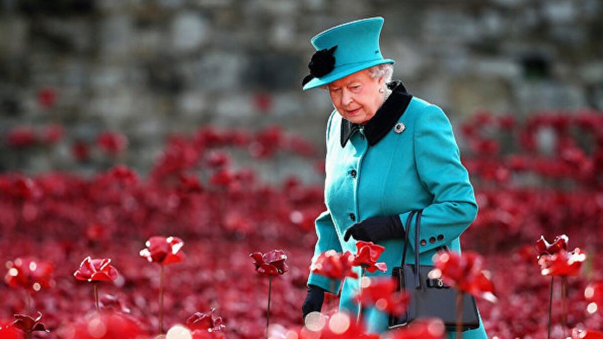 لا تمتلك جواز سفرٍ أو رخصة قيادة ولا تحتاج إليهما على الإطلاق،
تستخدم حقيبتها لترسل إشارات سرية إلى العاملين لديها: هناك تقرير صدر مؤخراً لصحيفة التليجراف مفاده أن الملكة تستخدم حقيبتها اليدوية كي تخرج بشكل مهذب من الاجتماعات المملة وغير المريحة.