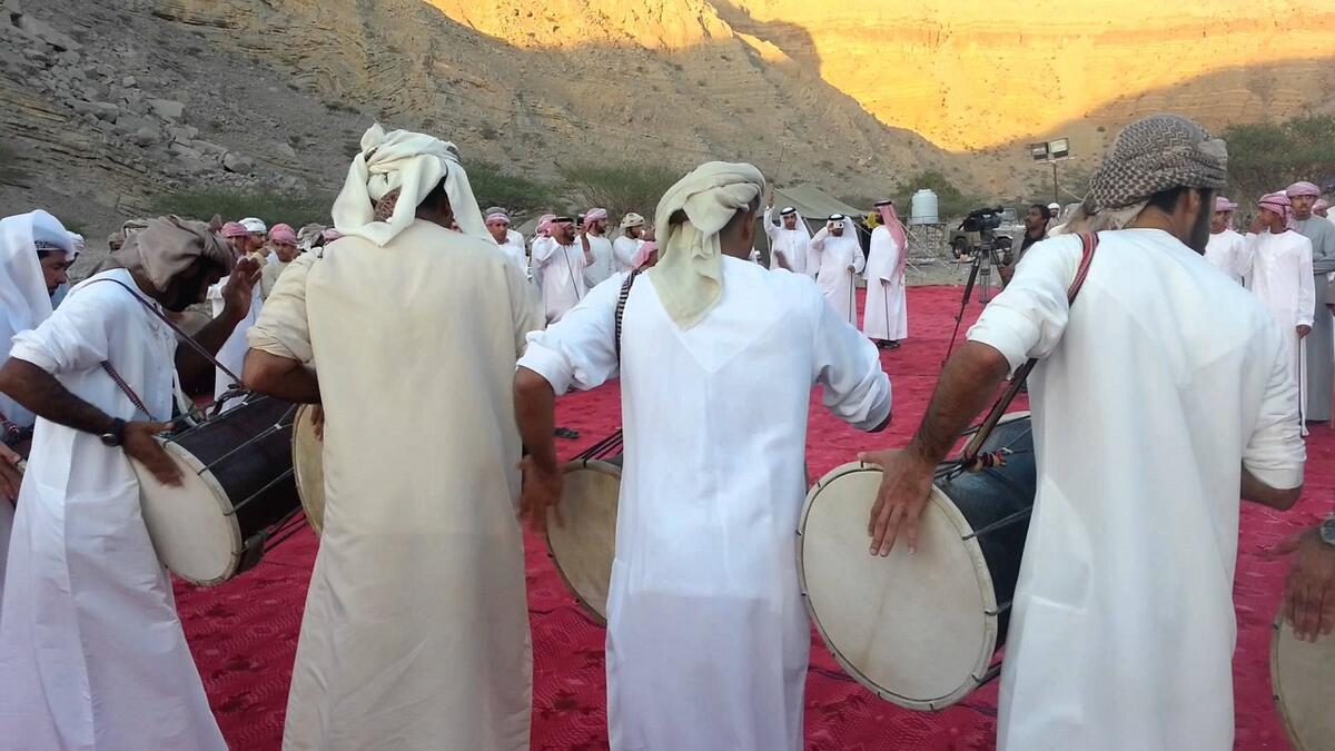 الإمارات: يركض العريس في قبيلة الشحوح الإماراتية نحو منزل الفتاة التي يريد الزواج بها وينزع عنه بعض ملابسه كالعمامة قبل وصوله إلى الدار.