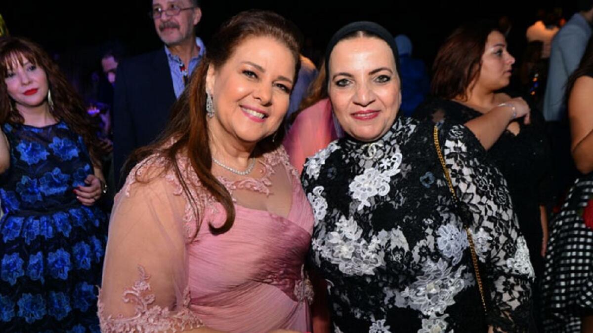 أثار غياب عائلة وأصدقاء حسن عن صور حفل الزفاف تساؤلات كثيرة.