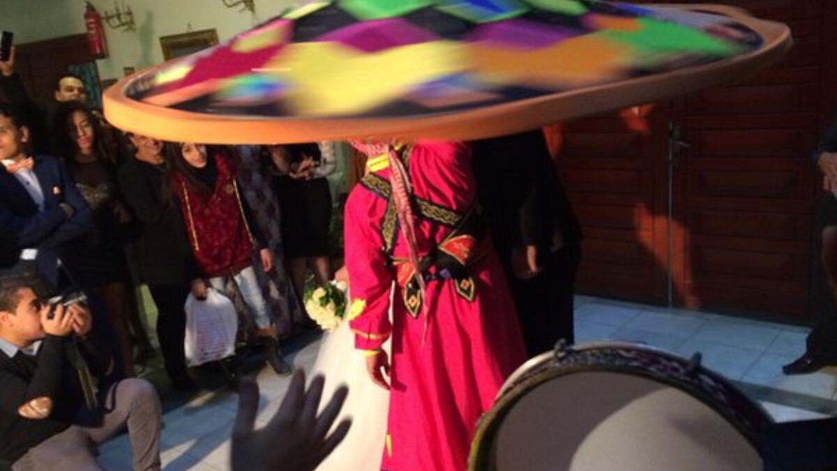 مصر:
تجتمع  العازبات حول العروس لقرصها في "ركبتها"، وذلك لزيادة فرصهن بالزواج، وفي محافظة النوبة  يضرب العريس من قبل رجال عائلة العروس، وعليه أن يتحمل الضربات ليستحق الفتاة.