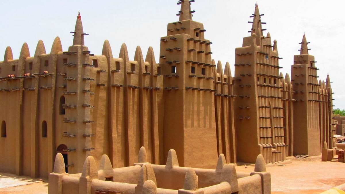 الجامع الكبير في جينيه – مالي: صرح من الطوب اللبِن (الطين) بني عام 1907، ينتظر السكان الاحتفال السنوي كل عام للمشاركة في صيانة المسجد بعد موسم الفيضان والأمطار، ويتم ترميمه بالطين المخلوط بالتبن والذي يقوم الأطفال بخلطه، بأرجلهم أثناء اللعب.