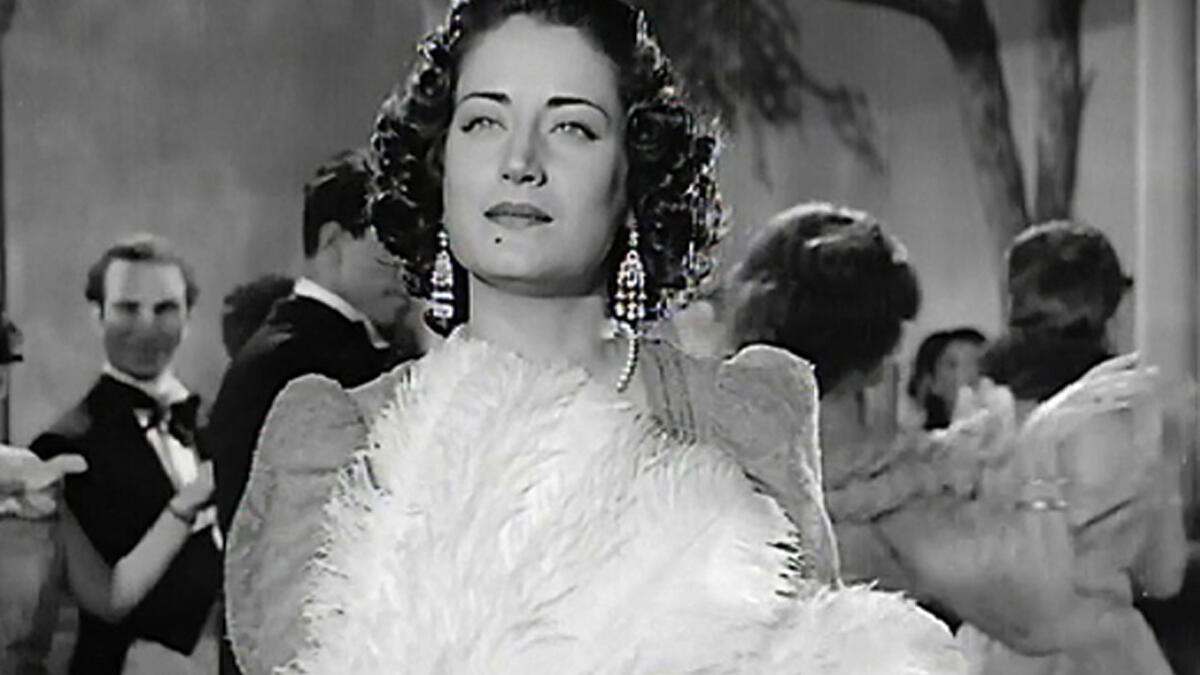 موت الفنانة اسمهان والذي وقع بعد أن فقد السائق السيطرة على السيارة فانحرفت وسقطت في الترعة،أما السائق فلم يصب بأذى واختفى بعد الحادثة، وظل السؤال عمن يقف وراء موتها. لكن أصابع الاتهام وجهت نحورالمخابرات البريطانية وإلى زوجهاالأول حسن الأطرش