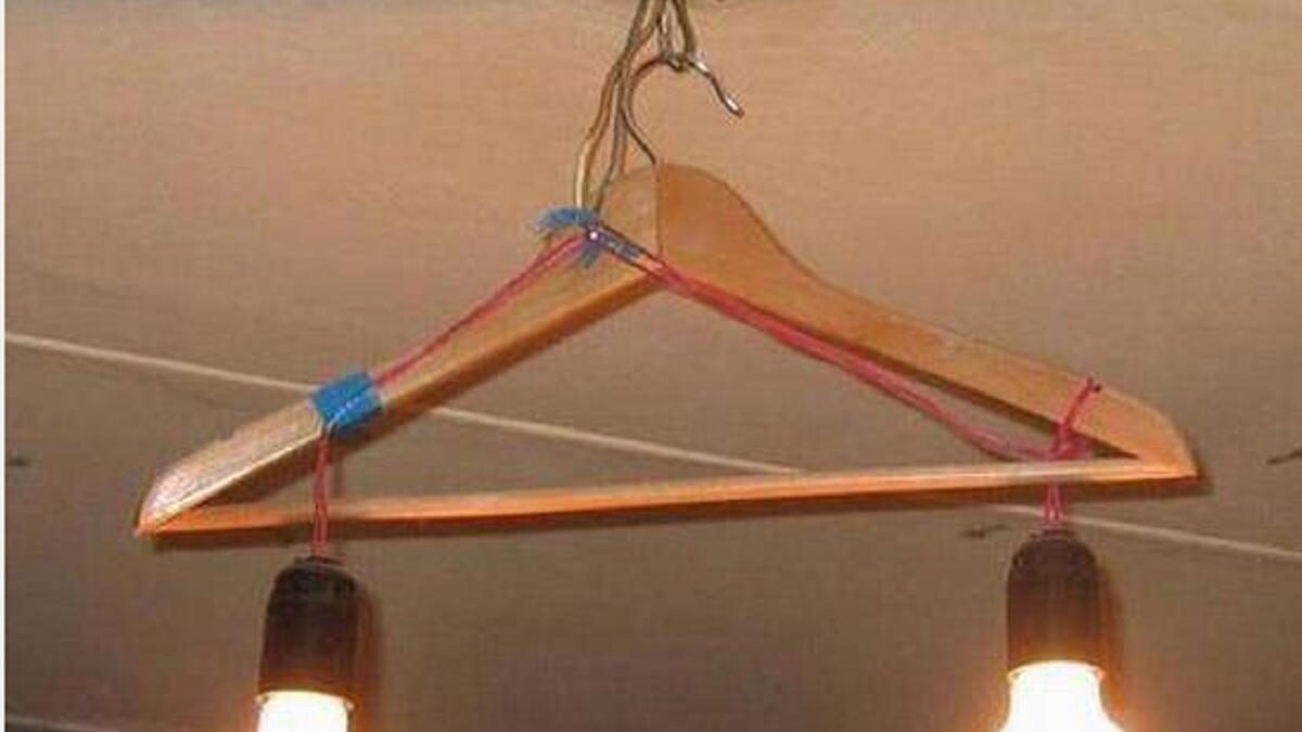 إذا اردت تكثيف الضوء داخل الحجرة، لا يتطلب أكثر من شماعة ملابس، تقوم بتزويدها بمصباحين، هذا الابتكار يمنحك قدراً هائل من الضوء ويوفر عليك الكثير.