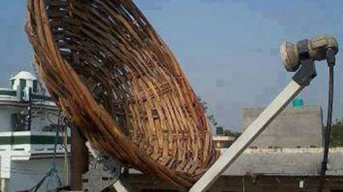 أذ لم يتوفر لديك "صحن الستالايت" فمن الممكن استبداله بصناعة صحن كبير من القش وهو يفي بالغرض هذا ما يراه مخترعه على الاقل!