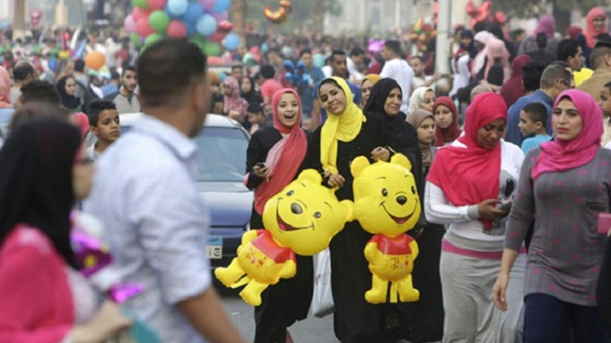 مصر يحرص المصريون في عيد الفطر على عادات وتقاليد وطقوس توارثوها ، من أهمها صناعة الكعك والحلوى وتناول الأسماك المملحة، وزيارة المقابر وارتداء الأطفال للملابس الجديدة، والخروج في نزهات خلوية، وأيضًا الزيارات ما بين الأهل والأقارب.