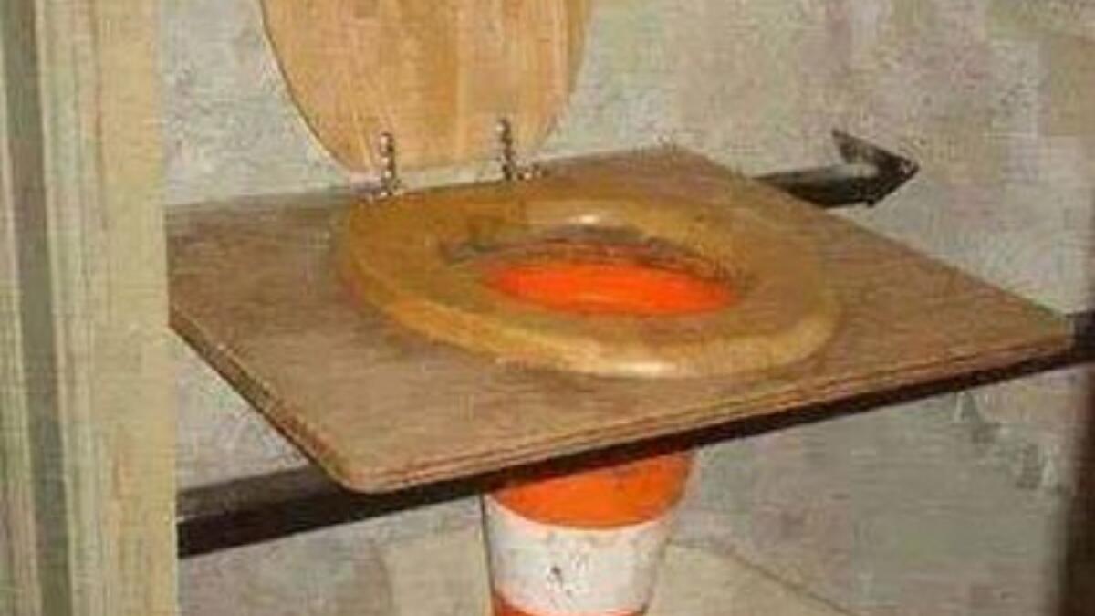 ليس من الصعب تحويل قاعدة "حمام بلدى" إلى حمام "إفرنجى" عن طريق وضع قمع فى فوهة القاعدة، مزود بقاعدة أخرى خشبية من فوقه.