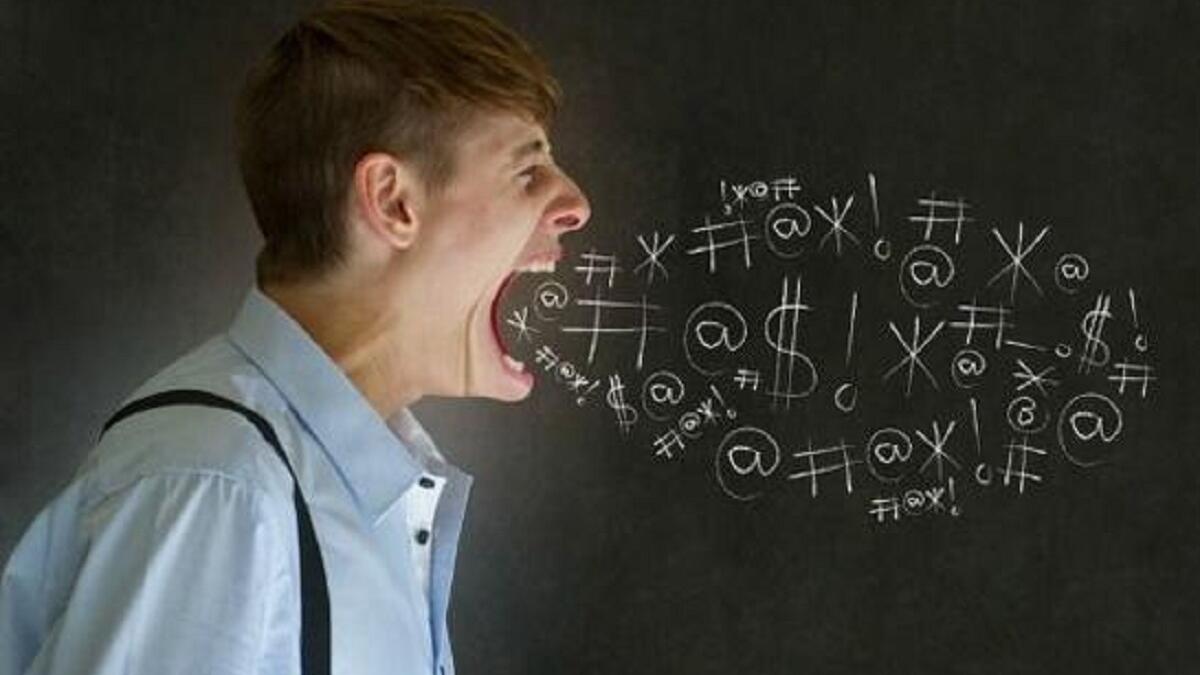 السب أو الإهانة أو اتهام شخص آخر بما يعرّضه للازدراء من قبل الآخرين.. العقوبة: السجن وغرامة بين 250 -500 ألف درهم، أو إحدى هاتين العقوبتين.