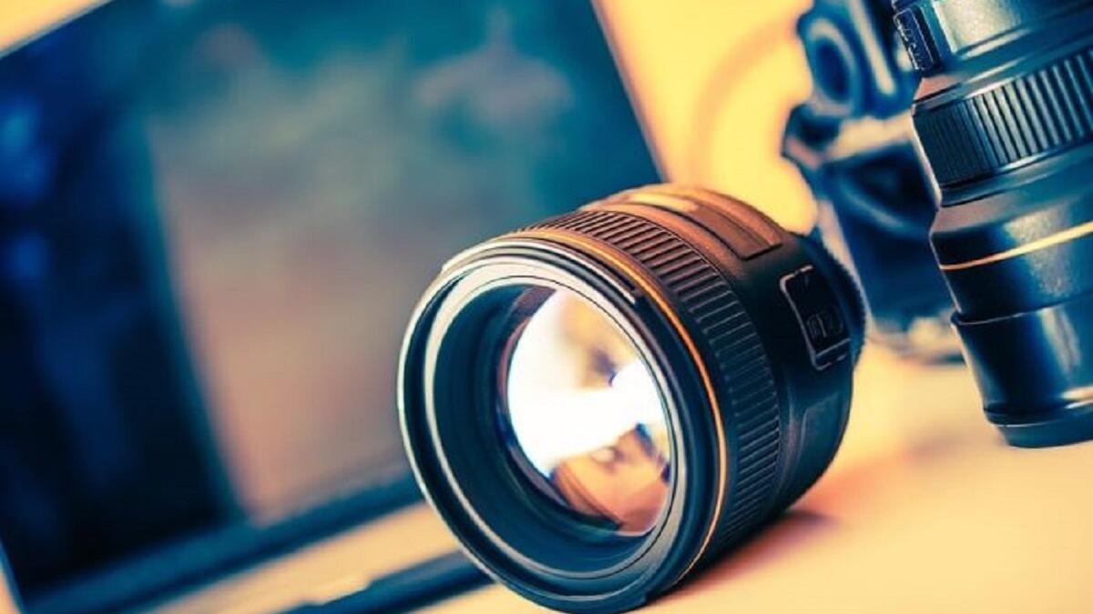 تصوير شخص أو التقاط أو نقل أو حفظ الصور على الأجهزة الإلكترونية دون إذن صاحبها.. العقوبة: السجن لمدة لا تقل عن ستة أشهر وغرامة بين 150 - 500 ألف درهم. أو إحدى هاتين العقوبتين.