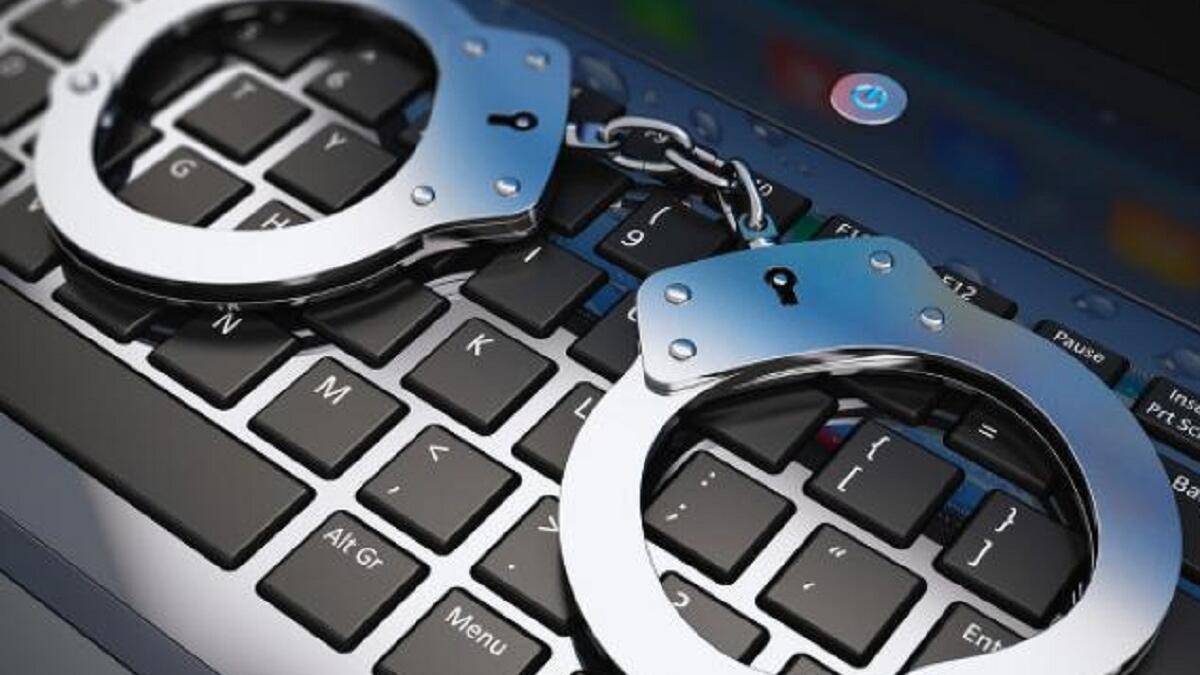 ابتزاز أو تهديد شخص لإجباره على ارتكاب جناية أو التورط في المسائل المخلة بالشرف أو الآداب العامة.. العقوبة: السجن لمدة تصل إلى 10 سنوات.