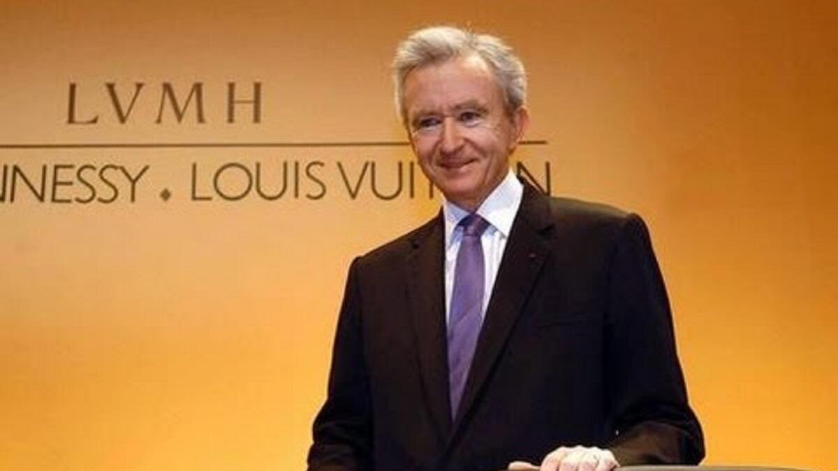 "برنار أرنو وعائلته: 37.7 مليار دولار" وهو ملياردير ورجل أعمال فرنسي، ورئيس مجلس الإدارة والرئيس التنفيذي لشركة لويس فيتون المختصة ببيع السلع الفاخرة التي تتكون من أكثر من خمسين ماركة والعلامات التجارية العالمية الفاخرة ويحتل المرتبة 13 في قائمة أغنياء العالم.