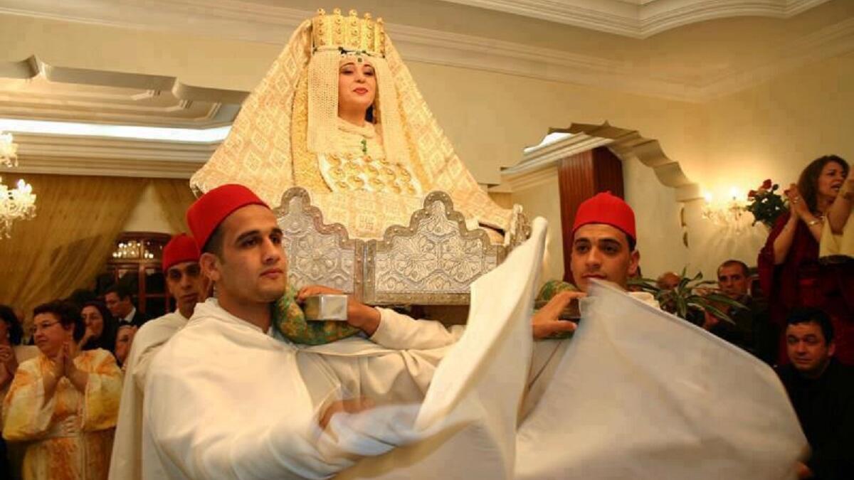 المغرب:
تمتطي العروس حصانًا لزيادة فرصها بإنجاب الأطفال الذكور، وترمي  بيضة مزينة بالحناء على جدار منزلها الجديد، ويجب أن ترتدي "اللبس الفاسي".