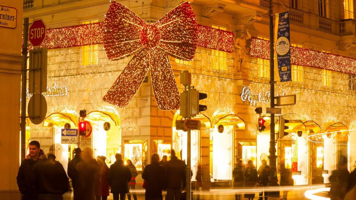 فيينا:
تتزين الشوارع  بإضاءة الكريسماس بطريقة مفرطة يعجب لها السائح، ويتبادل المارة الفطائر بالزنجبيل، ويتعرفون على بعضهم البعض كما لو كانوا من عائلة واحدة.