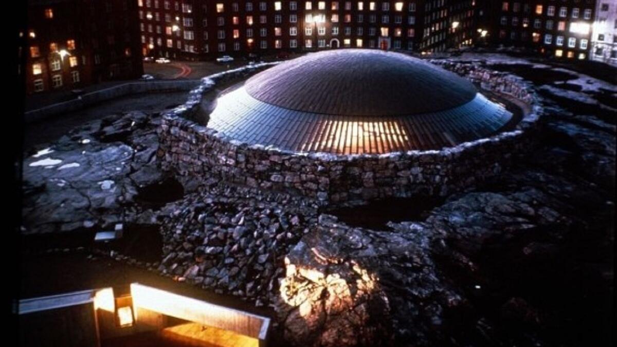 كنيسة تينبيليوكيبو – فنلندا: رغم كونها منحوتة في الصخر، فإنها تحصل على نصيبها من الضوء الطبيعي من قبتها فريدة التصميم، و التي افتتحت عام 1969.