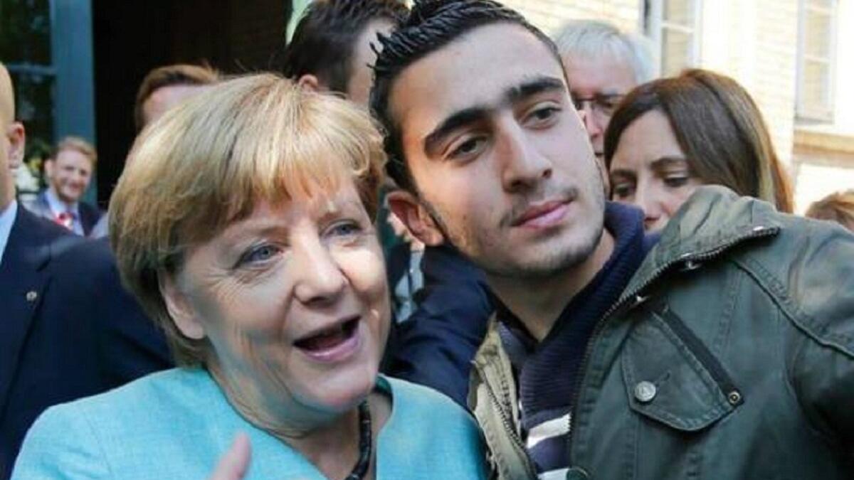 سيلفي لاجئ مع المستشارة الألمانية
التقط أنس مدماني صورة سيلفي مع المستشارة الألمانية أنجيلا ميركل أثناء زيارتها مخيم "شبانداو" للاجئين السوريين.