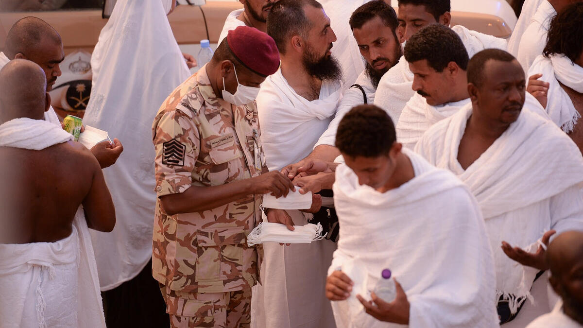 الجدال يُنْقِص من أجر الحج؟ حجته صحيحة، وتُجْزِئه عن الفريضة، لكن ينقص أجره فيها بقدر ما حصل منه من جدالٍ مذموم، وعليه التوبة من ذلك.