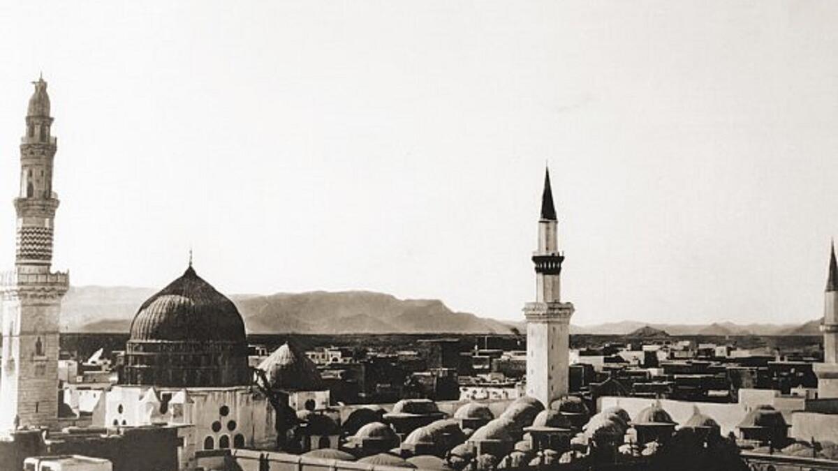 الهجرة النبوية حدث تاريخي وذكرى ذات مكانة عند المسلمين، ويقصد بها هجرة النبي محمد وأصحابه من مكة إلى يثرب والتي سُميت بعد ذلك بالمدينة المنورة. بسبب ما كانوا يلاقونه من إيذاء من زعماء قريش، خاصة بعد وفاة أبي طالب.