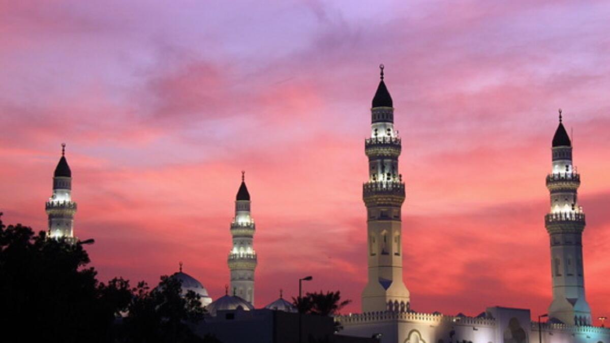 بعد الإذن بالهجرة بدأ الصحابة يخرجون إلى يثرب ويُخفون ذلك، فكان أول من قدِم إليها أبو سلمة بن عبد الأسد، ثم قدِم المسلمون أرسالًا فنزلوا على الأنصار في دورهم فآووهم ونصروهم، ولم يبقَ بمكة منهم إلا النبي محمد وأبو بكر وعلي بن أبي طالب، أو محبوس، أو ضعيف عن الخروج