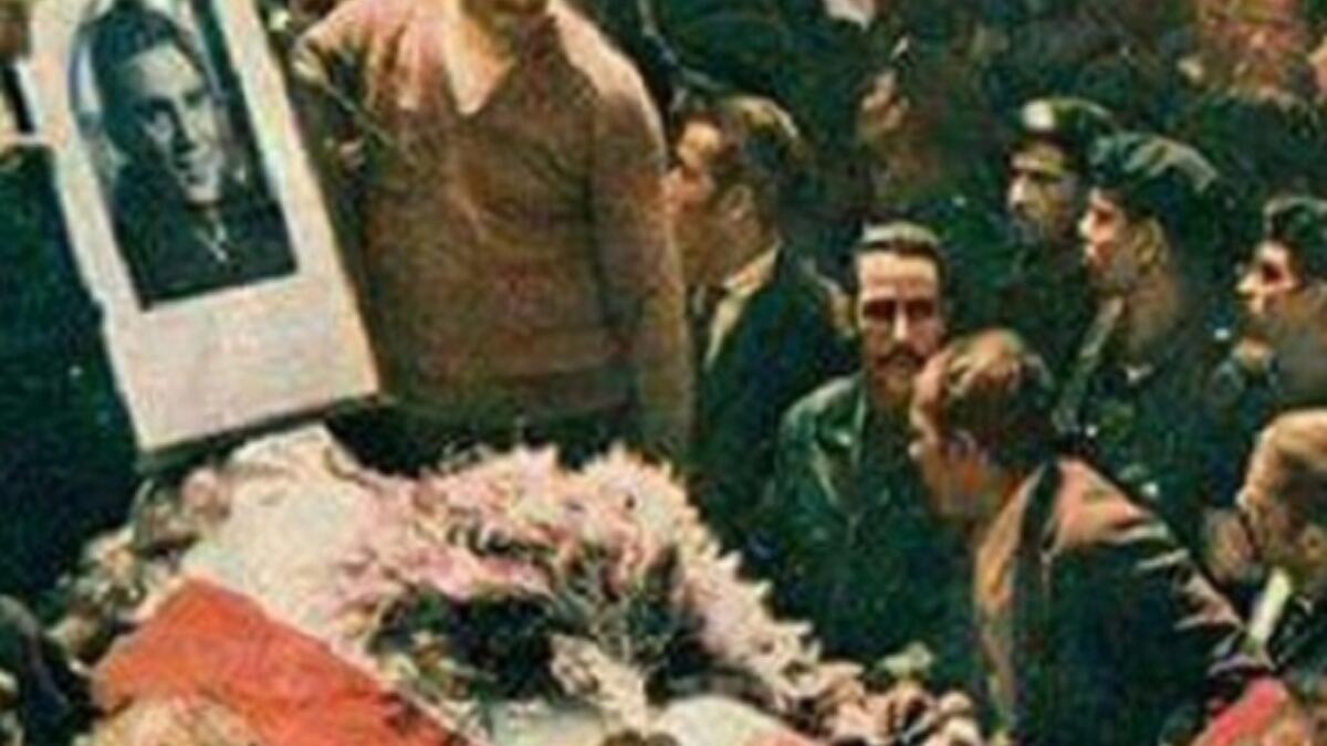 سر النعش: صُلي على العندليب في "عمر مكرم" بعدها خرج نعش آخر على أنه حليم ليسير مع الناس، ونعش آخر حقيقي خرج إلى البساتين لدفنه، ذلك السر الذي كشفه ابن شقيقه محمد شبانة، خوفًا من خطف المعجبين للنعش.