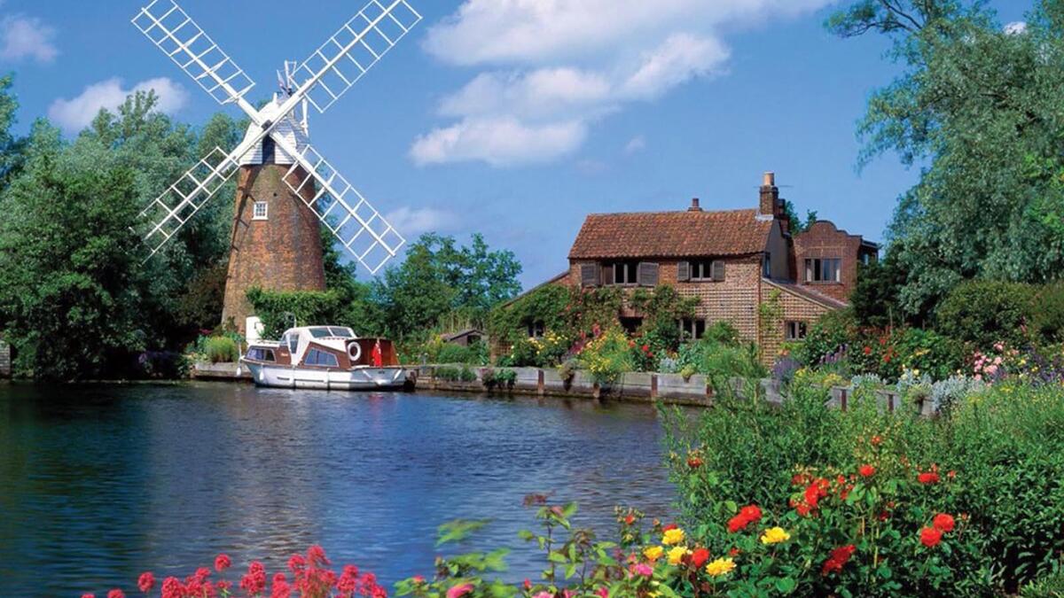 هولندا عندما تفكر في هولندا، فأول ما يتبادر إلى الذهن الطبيعة الجميلة دون “العنف” أو “الجريمة”، إلا نها مدرجة ضمن هذه القائمة. وفقا لبيانات هولندا فإنها تعد من بين أسوأ الدول من حيث جرائم السطو وسرقة السيارات الخاصة والخطف.