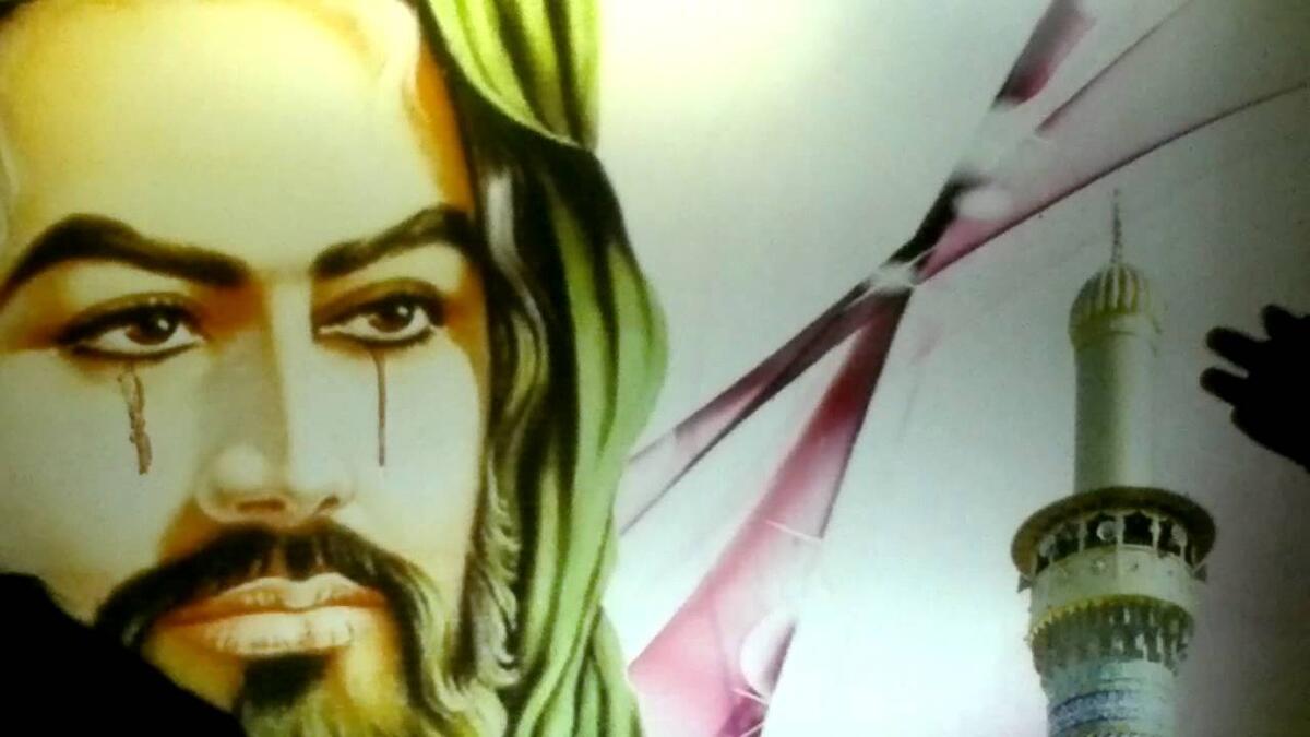 كما في المسيحية تجد الشيعة يحملون أعلامًا ويضعون صورًا عليها صورة رجل بلحية على أنه الحسين يشبه صورة المسيح عند النصارى ولكن بلباس عربي.