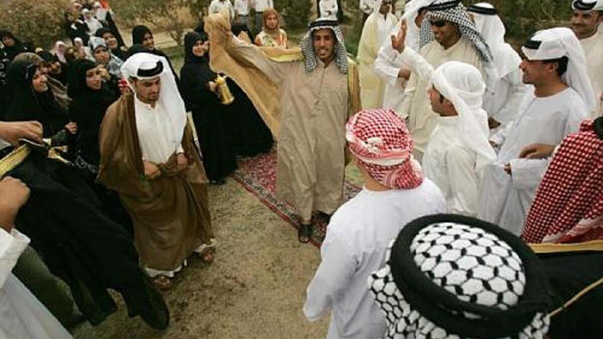 العراق:
يكتب اسم عازبة ترغب بالزواج اسفل حذاء العروس، وفي محافظة ديالى يتبول أحد الأطفال الذكور في العائلة على سرير الثنائي "ليلة الدخلة" لجلب الحظ والتبكير بالمولود الذكر.