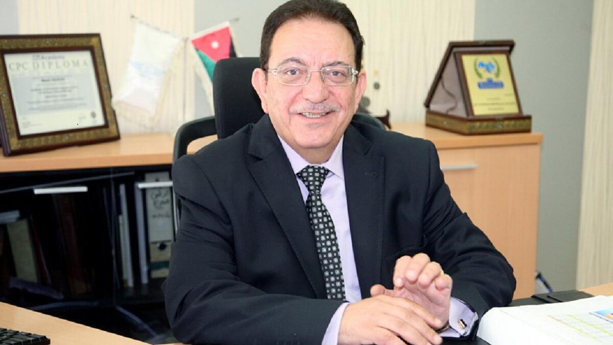 أطاح قيد جنائي قديم مسجل باسم وزير النقل الجديد بأسرع وزير يقال في تاريخ الأردن الحديث أو يقدم استقالته. وكان وزير النقل الجديد في الحكومة مالك حداد، وهو من رموز قطاع النقل الخاص، لكنه قدم استقالته بعد 24 ساعة في موقف من “أغرب” ما مر على الأردن سياسيا.