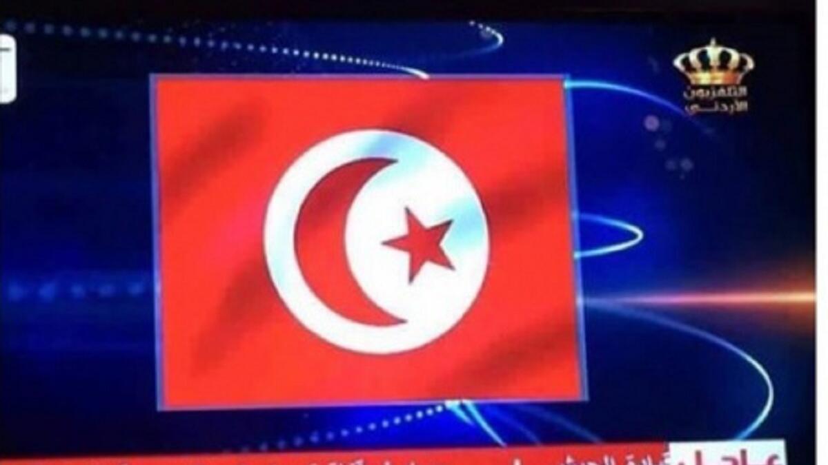تداول ناشطون عبر مواقع التواصل الاجتماعي، صورة تم التقاطها من شاشة التلفزيون الأردني، تعرض علم تونس بدلا من علم تركيا خلال نقل أحداث الانقلاب.