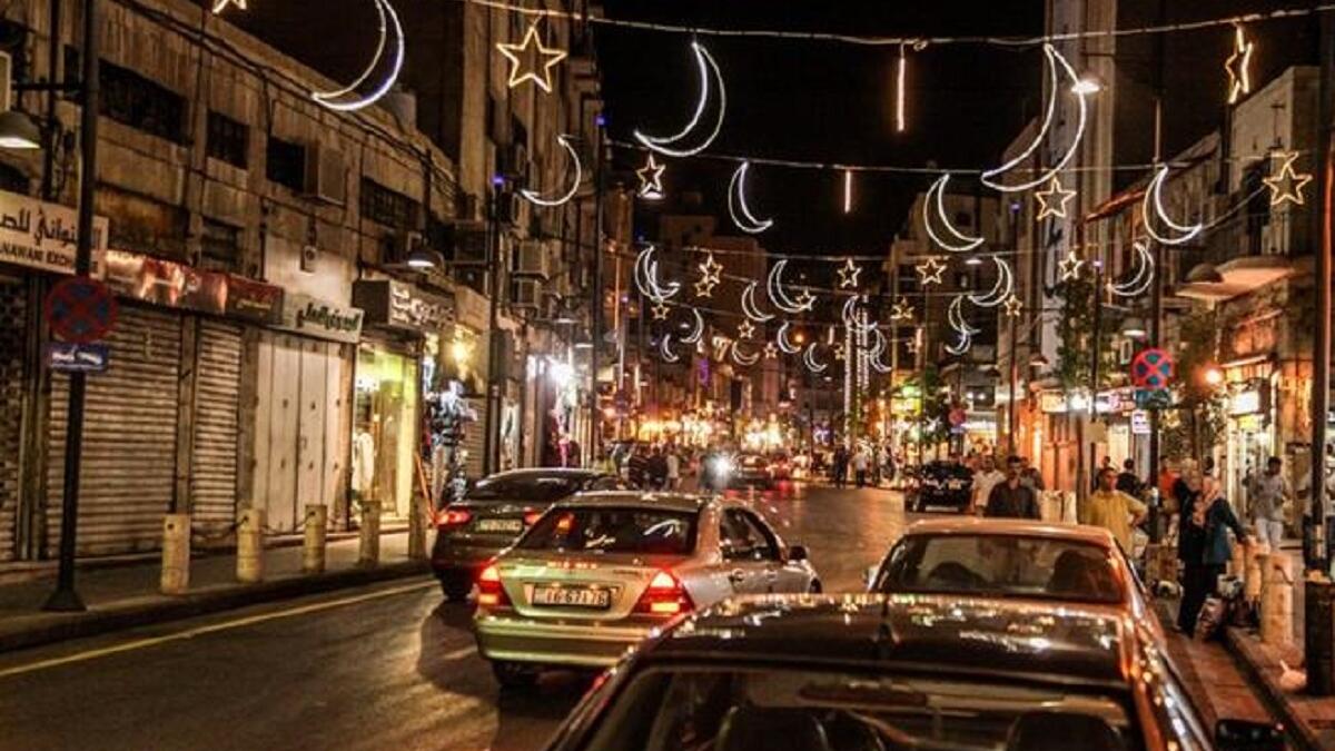 "الأردن"تنص مادة من قانون العقوبات الأردني على الحبس لمدة شهر وغرامة مالية بقيمة 25 ديناراً(35$)لمَن يفطر علناً في رمضان. ويرتبط تطبيق المادة بمزاج رجل الأمن فقد يغضّ النظر في حالات ويطبق العقوبة في حالات أخرى. ويُسمح برمضان تقديم  المشروبات الروحية في الفنادق