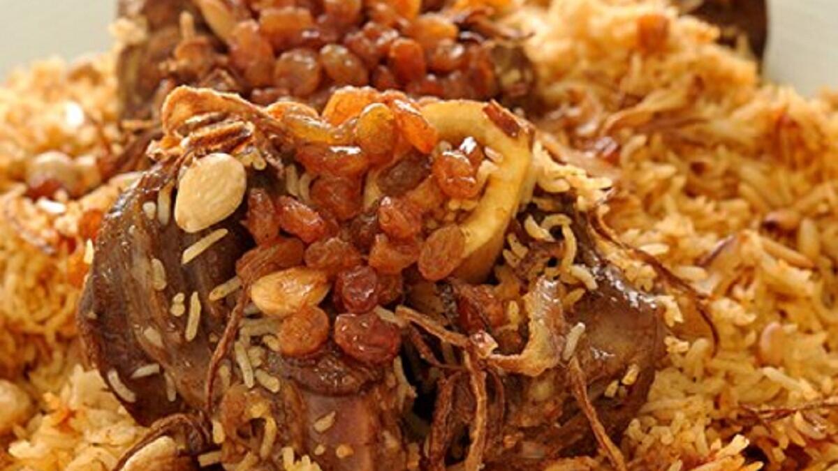 "الكبسة أو المكبوس" أرز مع اللحم أو الدجاج مع البهارات العربية الأصيلة. وهي من الطبخات المشهورة في دول الخليج