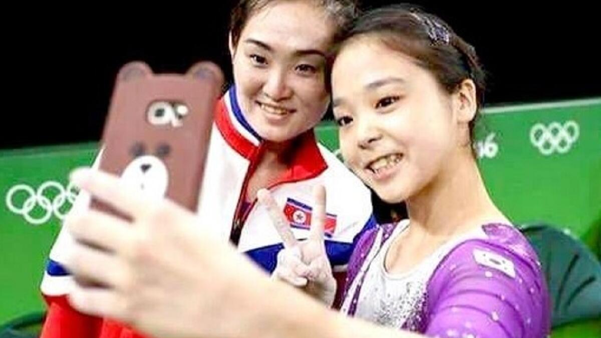 سيلفي الكوريتين
سيلفي لاعبة الجمباز الكورية الشمالية هونج أو غونج، مع لاعبة الجمباز الكورية الجنوبية لي أون جو، خلال أولمبياد ريو، والتي اعتبرت بمثابة خيانة لبلادهم، للنزاع بين الكوريتين بسبب الاختبارات النووية.