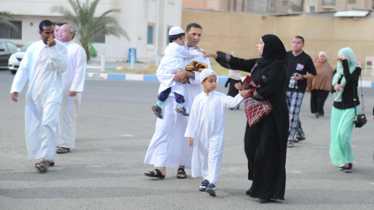 الكويت يجتمع الجميع  بالعيد رجالا ونساء وأطفالا في البيت الكبير ليتلاقى أفراد العائلة، لتبادل التهنئة وقضاء أوقات طيبة مع تناول القهوة، ويتبادلون التهنئة بالعيد وتقدم اكلات خاصة بالعيد مثل شعر البنات والهريس