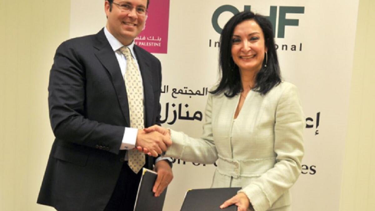 الفلسطينية لانا أبو حجلة(52عاماً)ضمن قائمة «بي بي سي» للنساء الأكثر إلهاما في العالم.تحمل شهادة في مجال الهندسة والمدنية البيئية من الولايات المتحدة الأميركية،تشغل منصب المديرة الإقليمية لمؤسسة«مجتمعات عالمية في فلسطين»ونشاطها التنموي المجتمعي على مدى 30عاماً