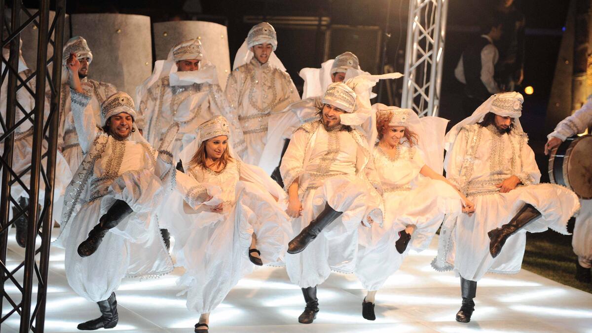 لبنان:
يُخطف العريس من قبل أصدقائه قبل الزفاف بيوم، ليبحث عنه أفراد عائلته ويتناولوا طعام الإفطار في منزل الخاطفين، ويحمل العريس "جرن الكبة" بيد واحدة ليثبت لأهل العروس قدرته على حماية ابنتهم، ويتم إطلاق حمامتين في الهواء كنوع من التفاؤل.