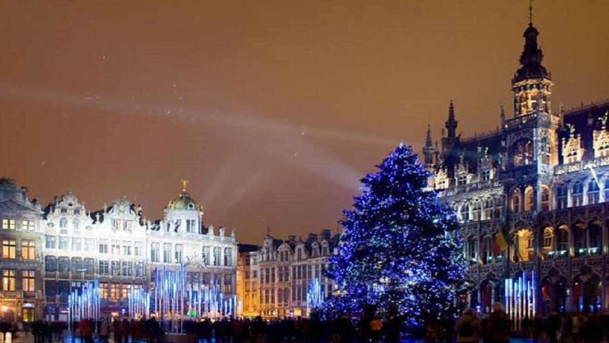 لندن:
تجمع لندن في العيد المجيد بين الاحتفالات الملكية الراقية، والاحتفالات الشعبية الصاخبة، كما أنها من أكثر الأماكن التي تقدم عروضًا خاصة في احتفالات رأس السنة للسائحين والمقيمين.