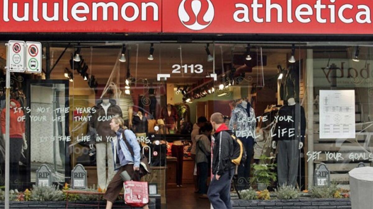 " Lululemon " هي شركة أمريكية ولسبب غريب أطلق صاحب هذه الشركة المتخصصة بالمستلزمات الرياضية هذا الاسم عليها. حيث اختاره ليجد العملاء الآسيويين من اليابان صعوبة في نطق الكلمة بسبب حرف “L” المتكرر، وبذلك فهو يُبرهن على أنها شركة أمريكية نخب أول!