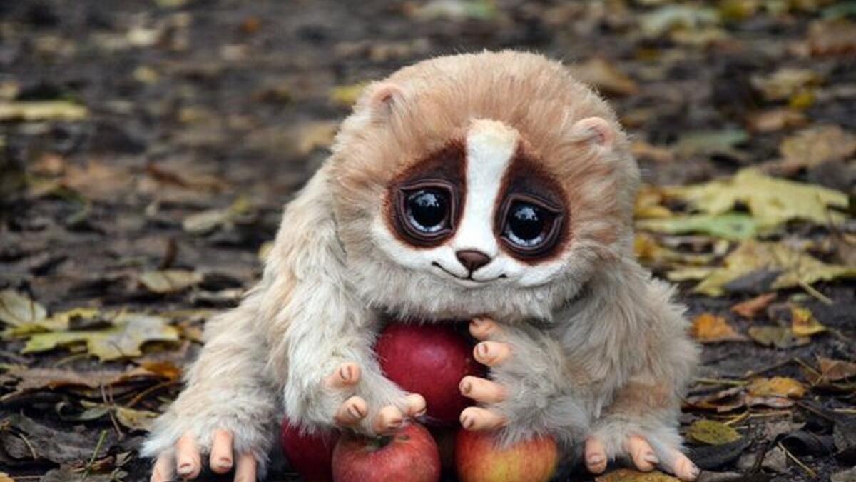 اللوريس البطيء: شبيه بالقرود ويحاول أن يكون بريئًا وجذابًا إلا أنه يقوم بإخراج السم من المرافق ويخلطه بلعابه ويلعق به شعر جسده ليسمم من يحاول اصطياده.